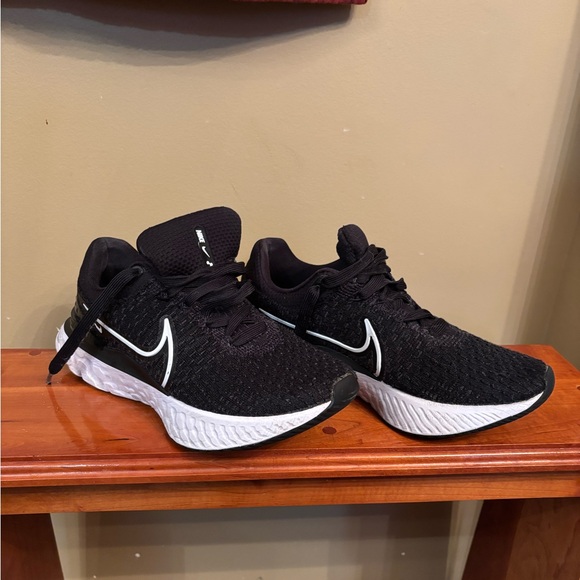 Nike Women’s shoes - Picture 1 of 6